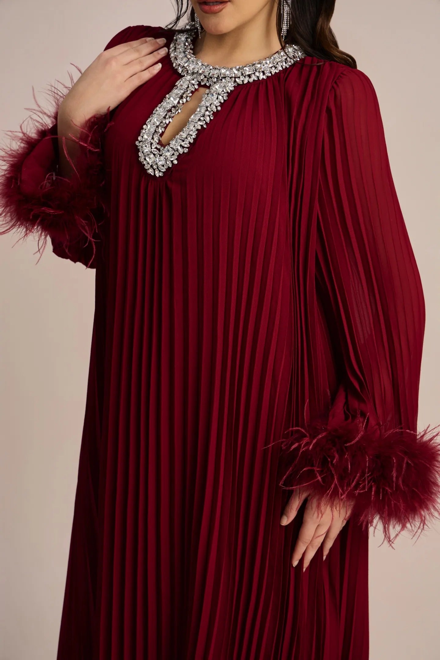 Vestido con cuello de diamante y plumas de María