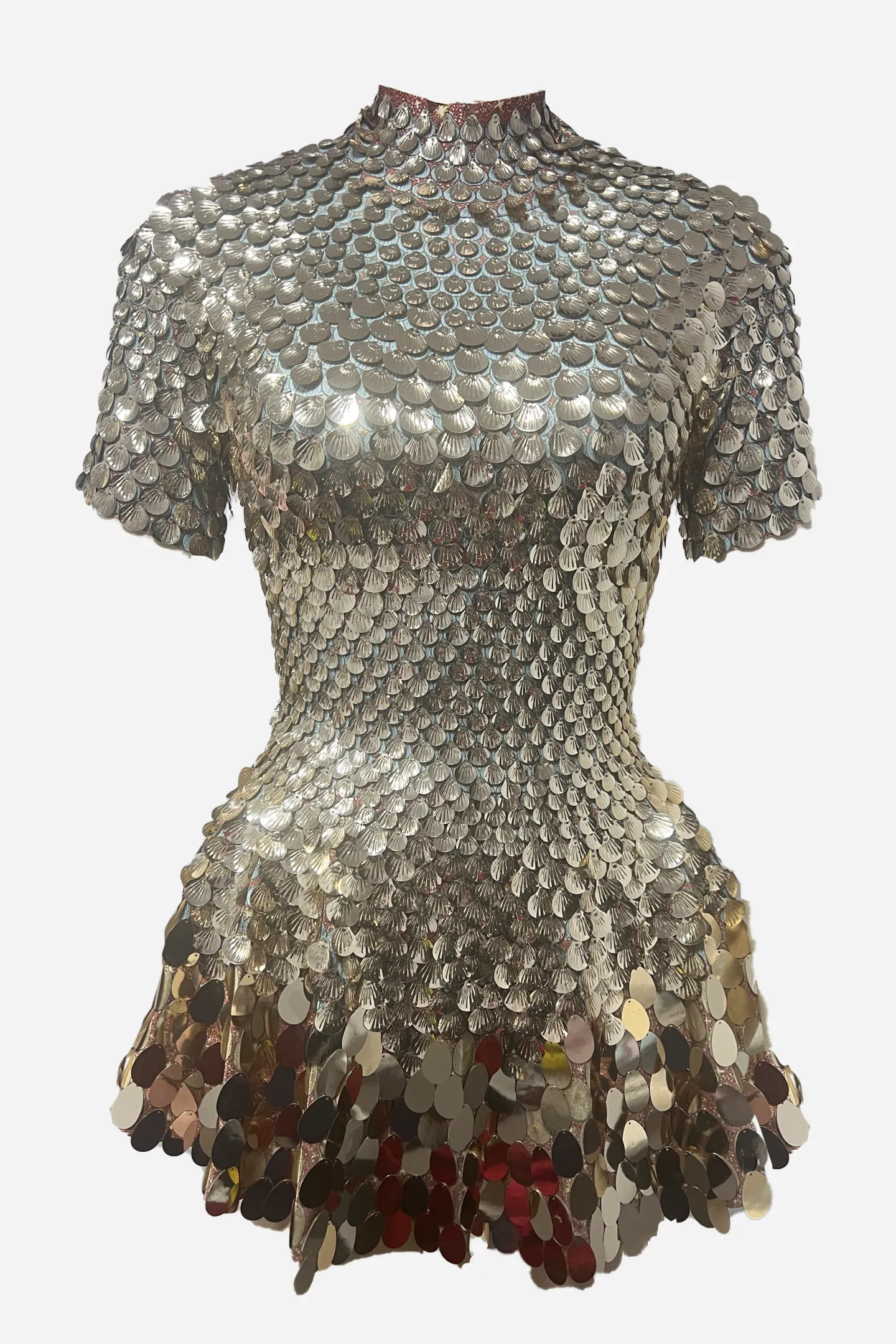 Vestido corto con conchas marinas de Laura