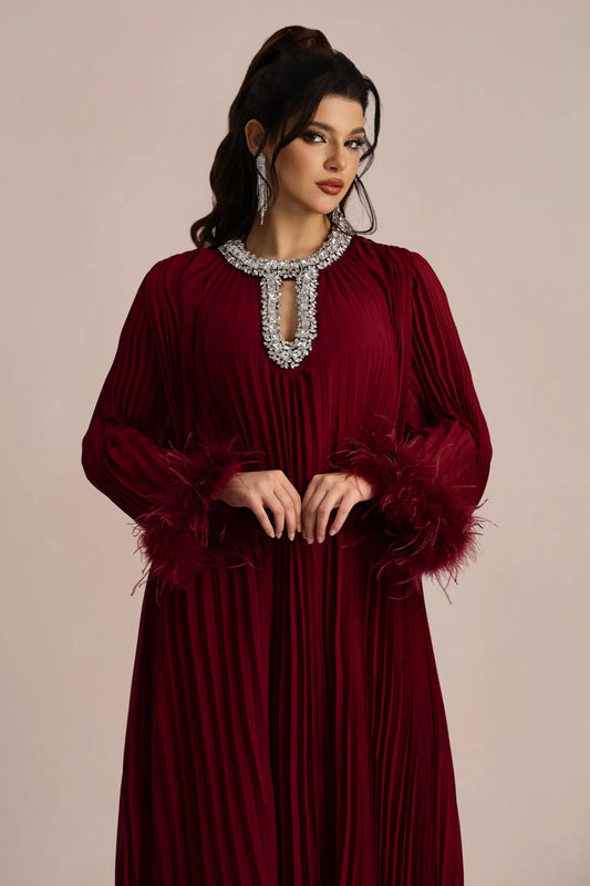 Vestido con cuello de diamante y plumas de María