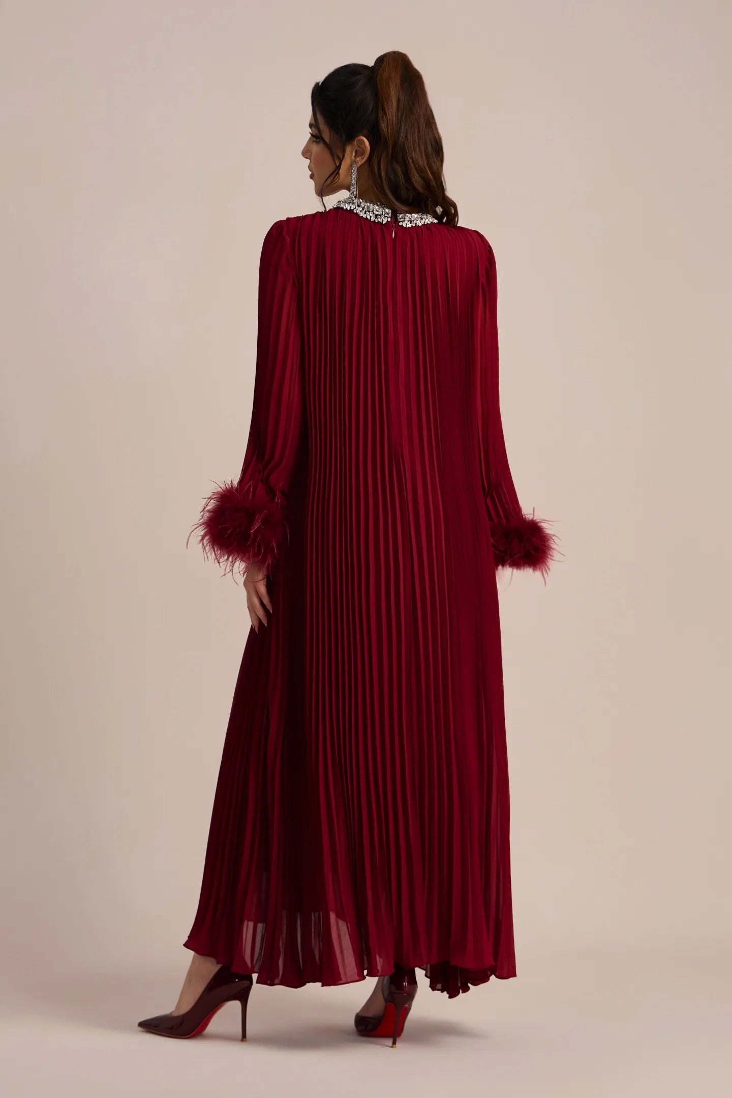 Vestido con cuello de diamante y plumas de María
