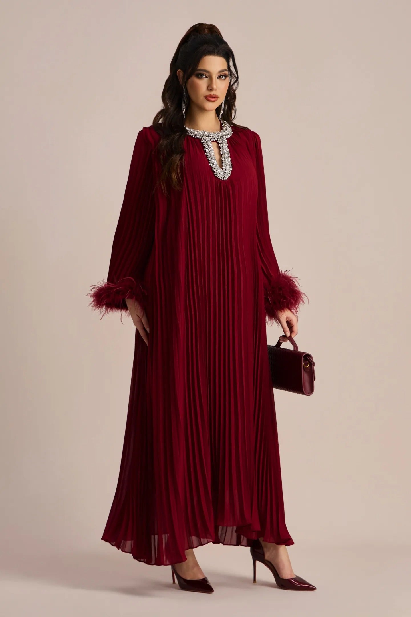 Vestido con cuello de diamante y plumas de María