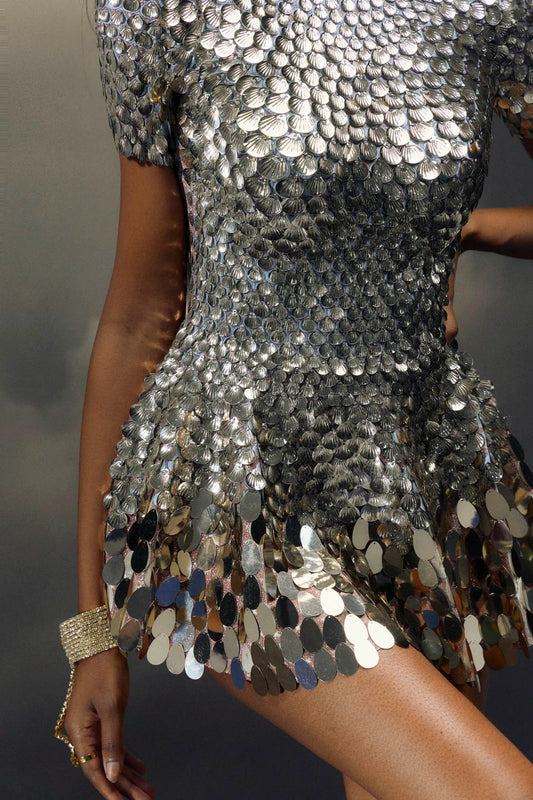 Vestido corto con conchas marinas de Laura