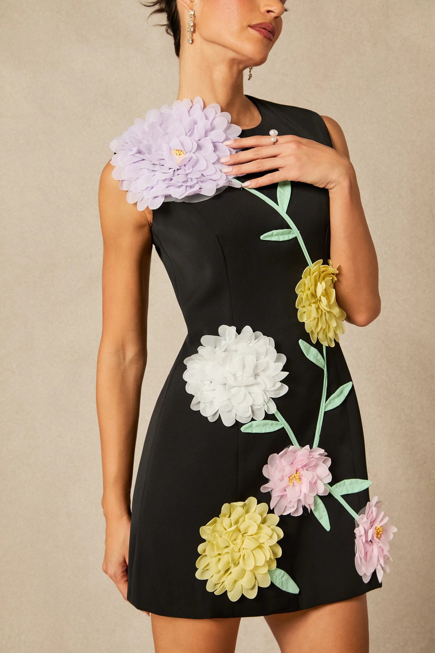 Vestido mini sin mangas con apliques florales de Luisa
