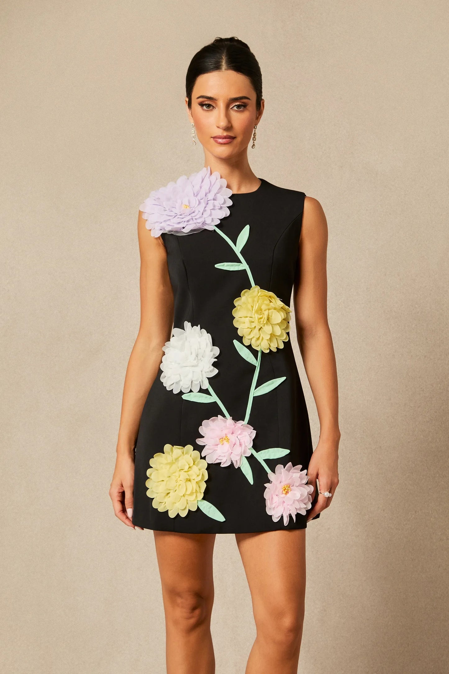Vestido mini sin mangas con apliques florales de Luisa